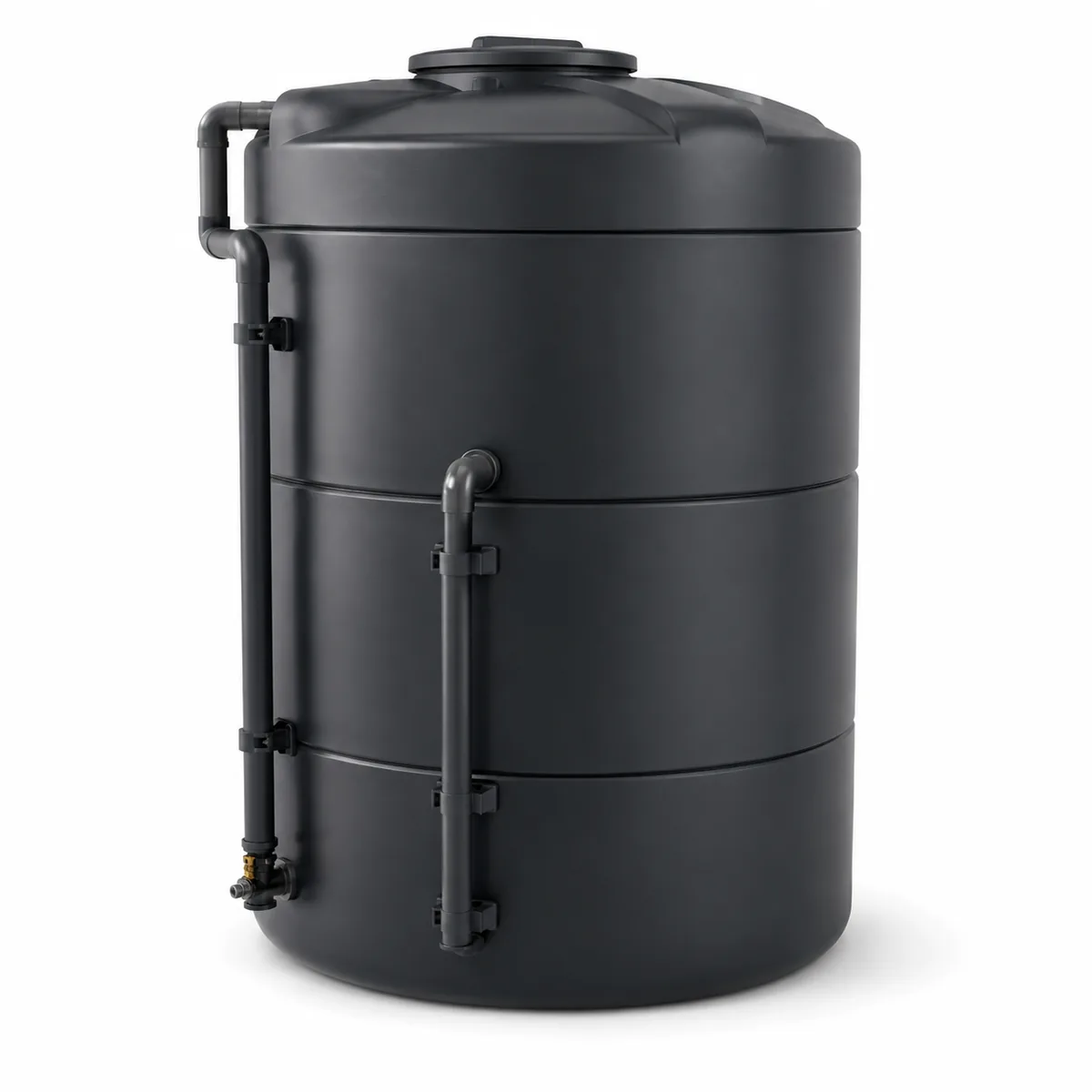 Grote zwarte bovengrondse regenwatertank met leidingwerk